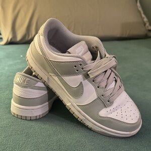 VGUC Women’s Nike Grey Dunks